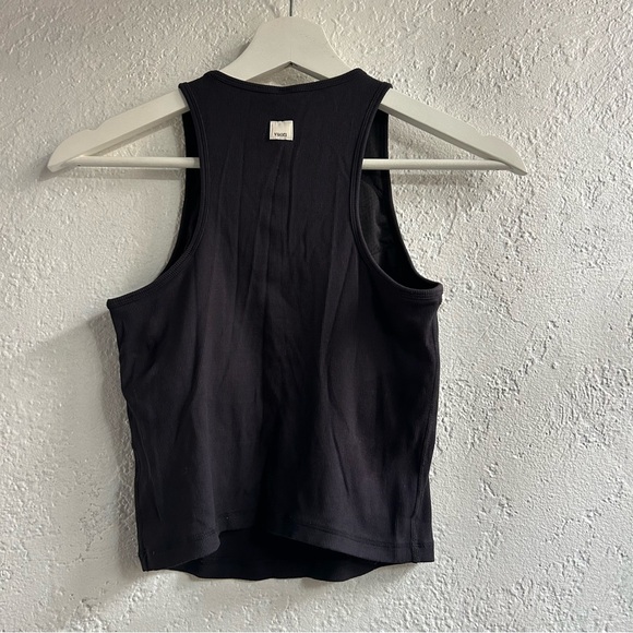 Vuori Tops - Vuori Black Ribbed Crop Tank Top
